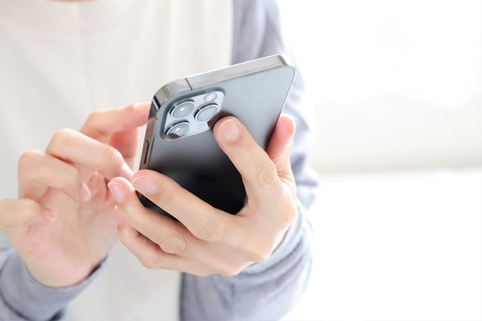 葬儀社に電話をかけている様子