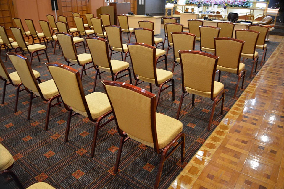 葬儀式場に並べられた椅子