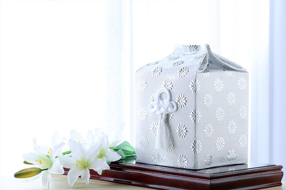 ご遺骨を納める骨壷