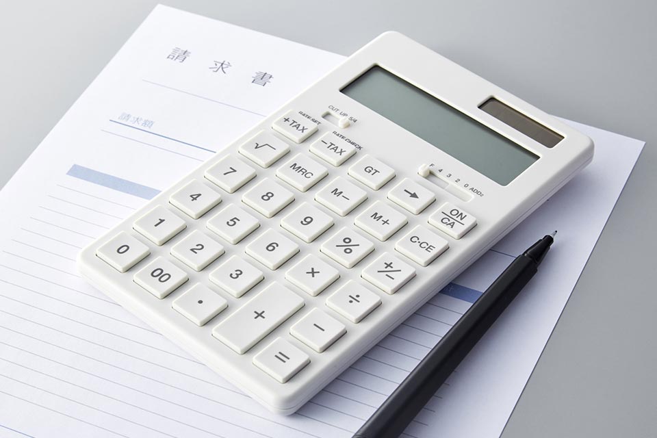 電卓と請求書