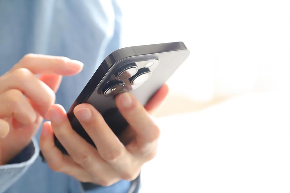 葬儀社に電話をかけている様子