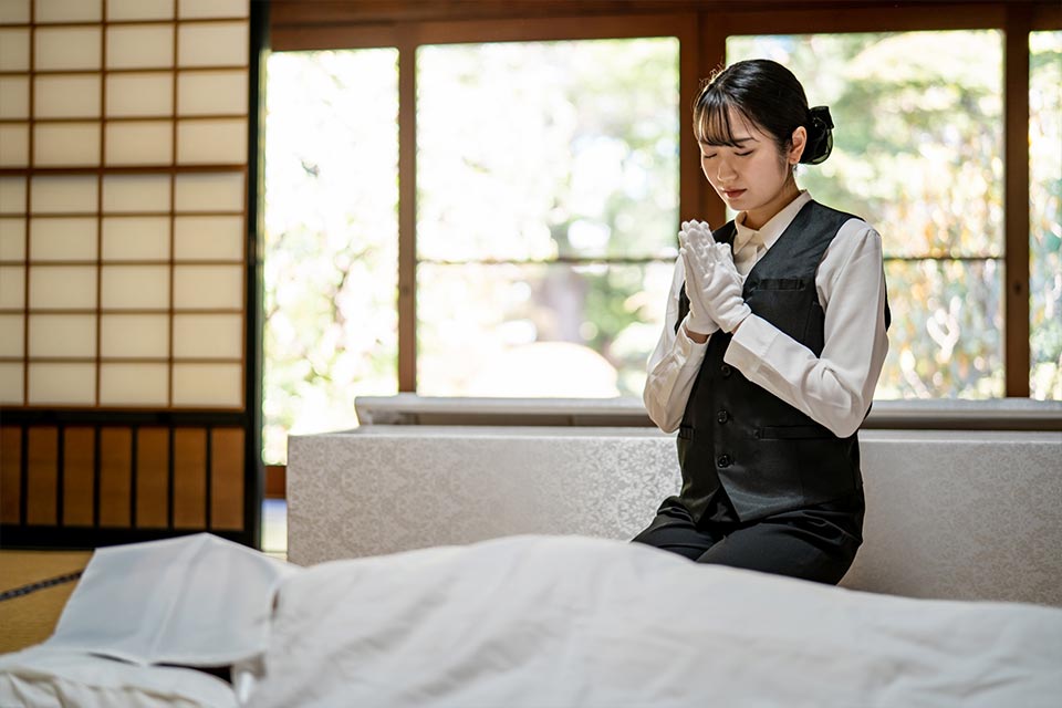 納棺師が故人様に合掌している様子