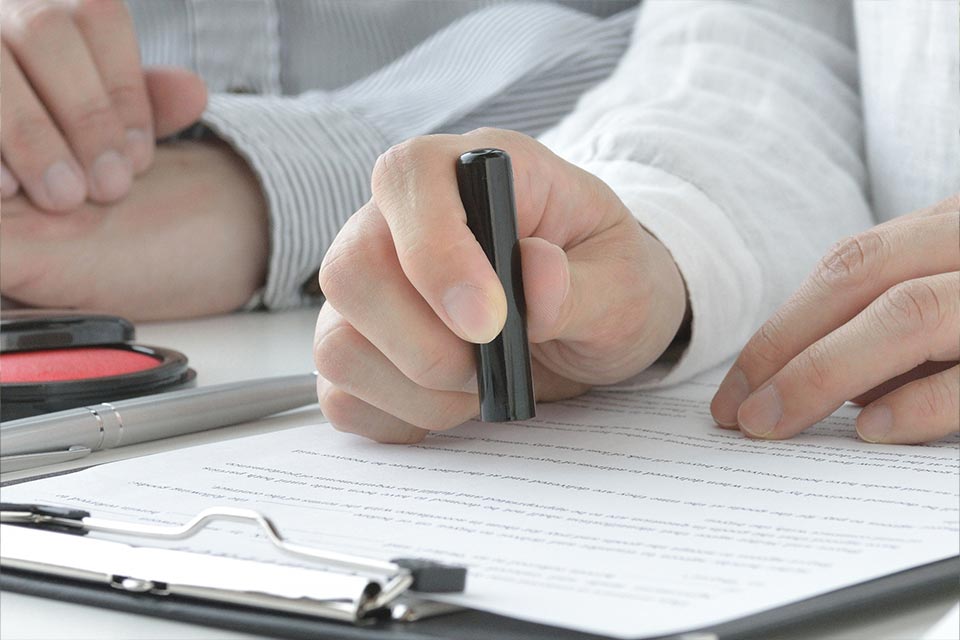 書類に押印している様子